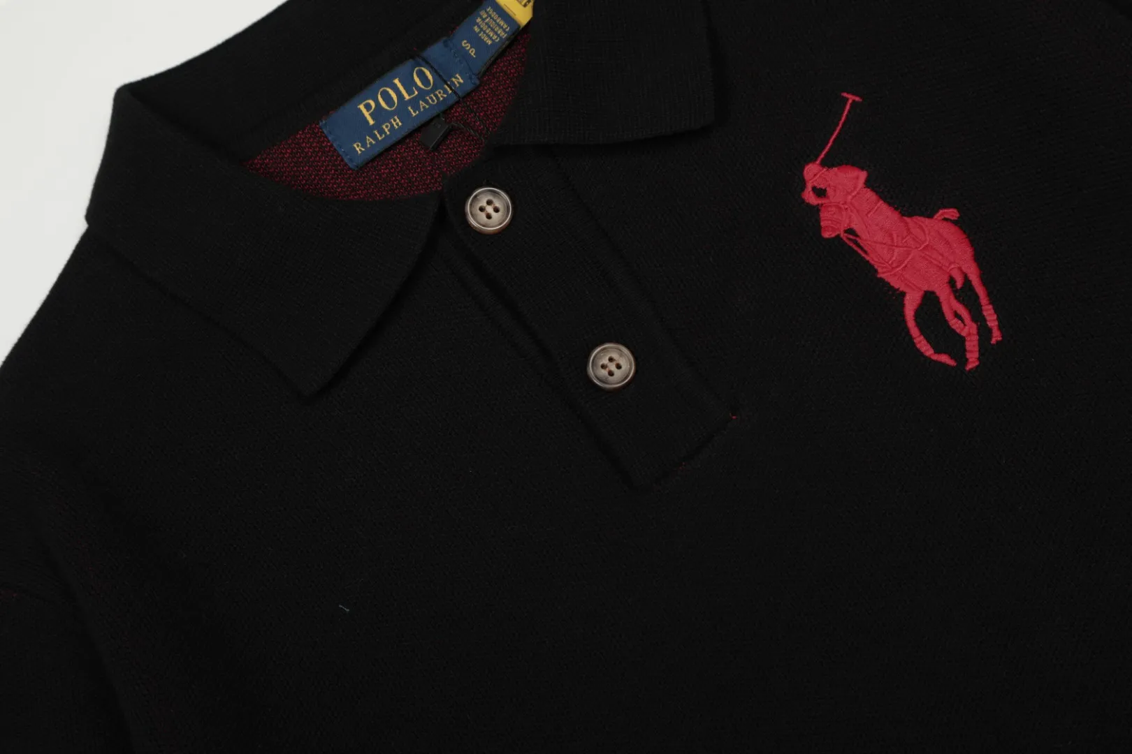 P250 Top quality" Style number: DS164# (not off the shelves all year round) [Ralph Lauren autumn and winter Malaysia embroidered logo knitted POLO lapel sweater] ✅Ralph Lauren Ralph Lauren classic basic lapel POLO same style knitted autumn and winter sweater for men and women ✅Main supplier platform live broadcast Wholesale entity Replenish when out of stock Not off the shelf ✅ZP quality 1:1 version Scan the code to enter the GF website Counter quality ✅Detailed quality is the only one in Guangzhou Imported quality cotton yarn, 750g weight, focusing on high-end, cost-effective, good quality, needless to say, ✅The version is restored to the original order, the maximum size can be worn up to 190 pounds, loose, comfortable and stress-free, ✅The upper body is simple and easy to match, a must-have for male gods. Good-looking clothes are never picky. A must-have in couples' wardrobes. Size: S-XL. Color: Milk white, gray, black and white, black and red, navy white label, navy red label